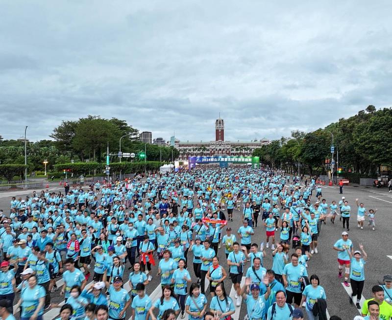 圖說：「2024南山人壽臺北城市創意路跑」，今(10)日於總統府前廣場盛大開跑，超過1萬名跑者熱情參與。