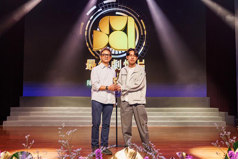 世新傑出校友曹瑞原(左)頒發世鑫獎最佳劇情片予《發財車》導演陳柏翰(右)。(世新大學提供)