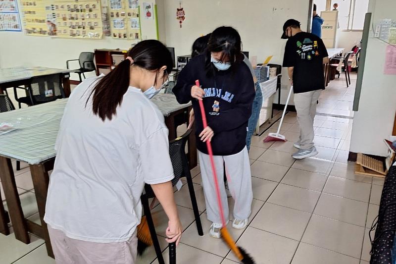 海大學生細心地為憨兒教室環境進行整理清潔