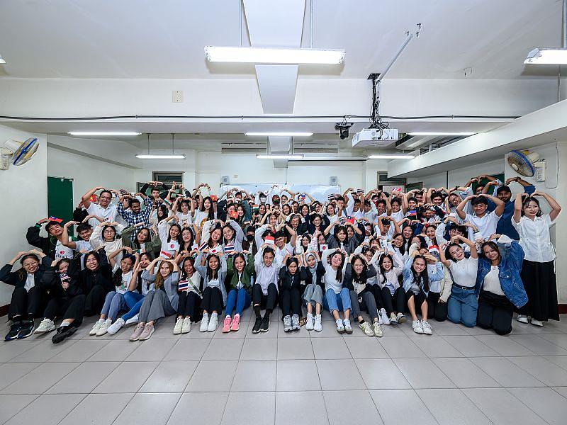 前副總統陳建仁與元培新南向專班學生見面,受到熱烈歡迎