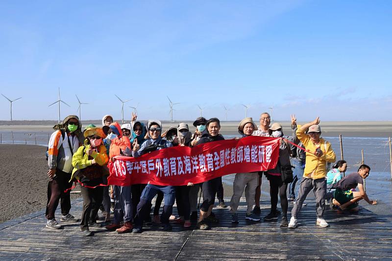 高美溼地觀察當地生態試圖融入於未來教學。