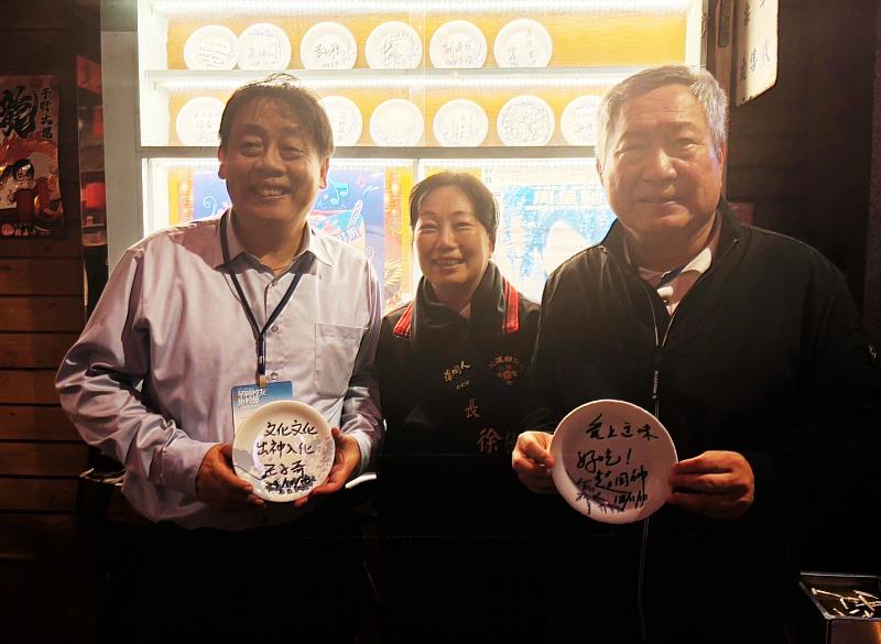 校友總會趙國帥、王子奇校長與徐榛蔚縣長合影。