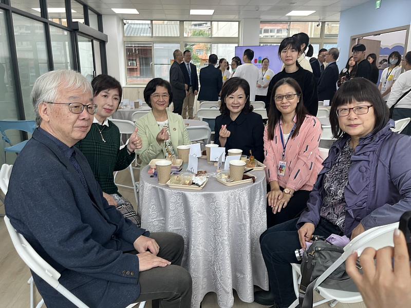 淡江大學馬雨沛秘書長（右3）、淡江諮商職涯暨學習發展輔導中心宋鴻燕主任（右1）、通核中心社會分析學門胡延薇召集人（左2），以及建築系黃瑞茂教授（左1）應邀出席新北市第六處淡水區社區心理衛生中心舉辦的開幕茶會，新北市衛生局陳潤秋局長（左3）深盼能與淡江大學合作。（圖／淡江大學提供）