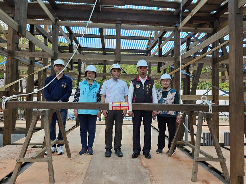 由左至右為本案吳嘉祥大木作匠師、鳳林鎮森榮里謝玉珍里長、花蓮分署長黃群策、萬榮鄉長梁光明、#29房舍（上樑房舍）原住戶胡媽媽。(道綺全球傳播有限公司拍攝）