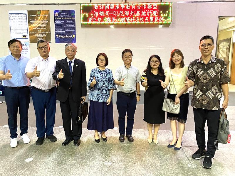 朝陽科大校長鄭道明(左三)、國際長柳立偉(左一)及華語中心主任楊佩梅(右三)等代表參與國際產學教育合作聯盟-教育部技職司印尼海外基地計畫,赴雅加達臺灣學校參訪。