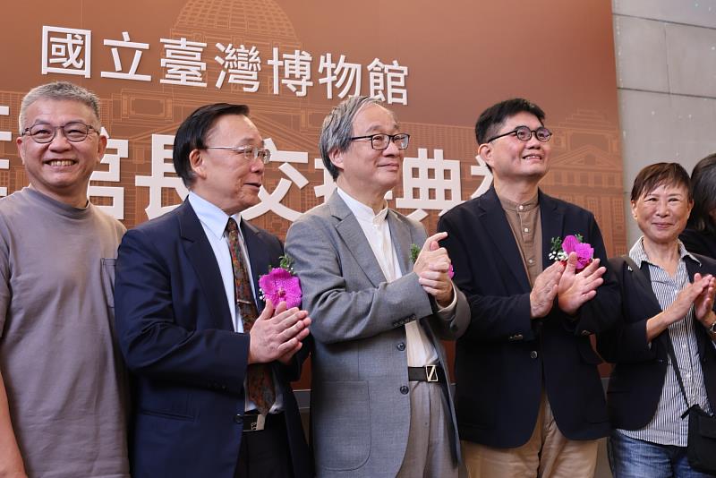 國立臺灣博物館館長陳登欽(右2)、國立歷史博物館館長洪世佑(左2)於今(12)日就任,文化部長李遠(中)期許兩位館長都能在新職,帶領2個博物館繼續前行。