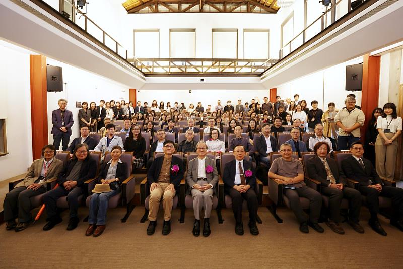 國立臺灣博物館館長陳登欽(左4)今(12)日就任、由文化部長李遠監交(左5),國立歷史博物館館長洪世佑(右4)、實踐大學建築設計學系系主任王俊雄(右3)、國立臺灣大學博物館群副總館長胡哲明(右2)、景觀建築師郭中端(左3)、建築師林洲民(左2)等共同見證。