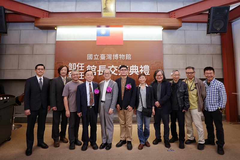 臺博館館長交接典禮,文化部長李遠(左5)、國立臺灣博物館館長陳登欽(左6)、國立歷史博物館館長洪世佑(左4)、國立臺灣大學博物館群副總館長胡哲明(左2)、實踐大學建築設計學系系主任王俊雄(左3)、景觀建築師郭中端(右5)、建築師林洲民(右4)、黃聲遠(右1)等合影。