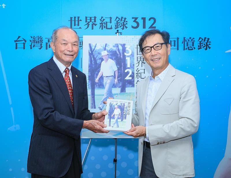 圖二:富邦集團董事長蔡明忠今(12)日親自到場力挺高球名將謝敏男老師新書發表會,為2024富邦長春公開賽揭開序幕。
