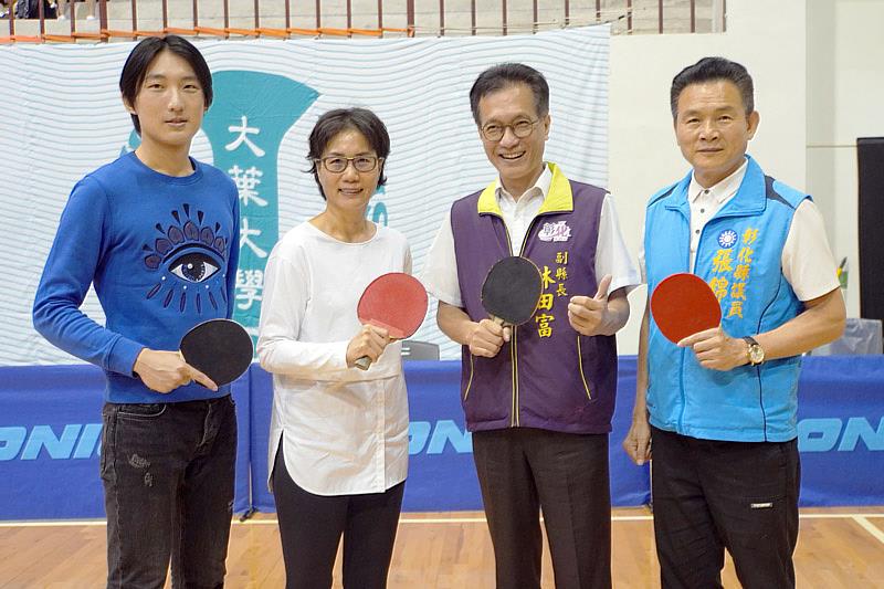 林田富副縣長(右二)、張錦昆主任委員(右一)、大葉大學黃娟娟學務長(左二)、黃柏瑜議員(左一)開球，宣布比賽啟動