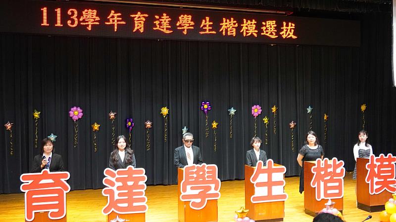 候選同學們上台自我介紹及即席演講