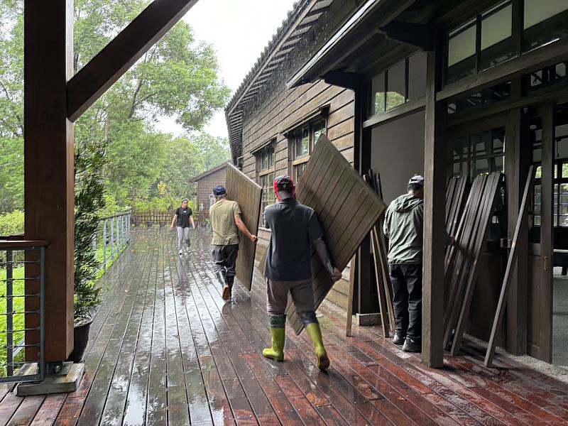 颱風來襲前，林田山林業文化園木構建築裝上防颱板，以保全文化資產(資料照片)