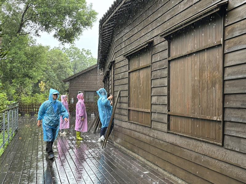 颱風來襲前，林田山林業文化園木構建築裝上防颱板，以保全文化資產。(資料照片)