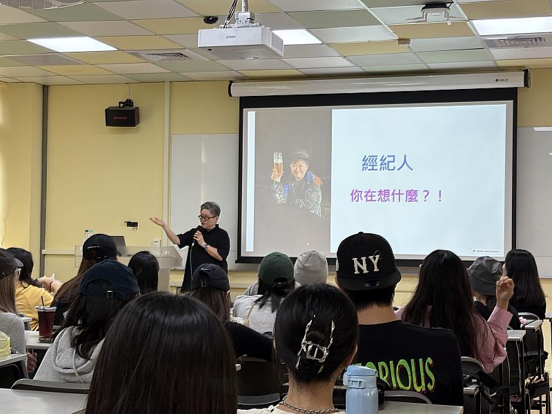 資深經紀人、世新公廣系校友張藍云提醒學弟妹,必須要時時充滿好奇心,勇於接受新的事物。(世新大學提供)