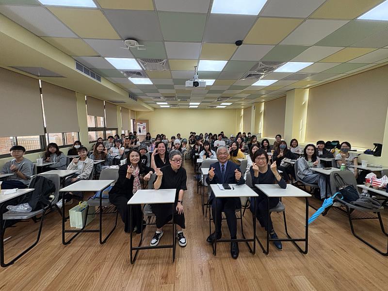 杰威爾音樂企宣統籌、世新大學公廣系校友張藍云回到母校分享「經紀人做什麼?」。(世新大學提供)
