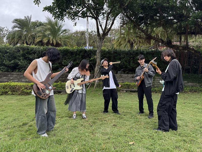 淡水古蹟博物館12月「光映淡水」開放學生報名徵選耶誕表演，政大搖滾樂社社員得知訊息，立刻前來場勘，希望可以順利登臺演出。