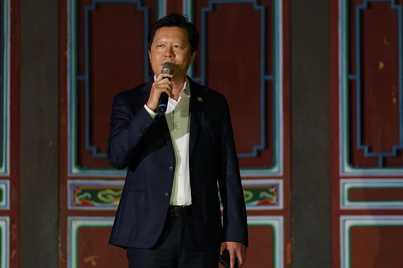 新北市副市長朱惕之出席「魔幻光影 嬉遊林園」開幕式,現場致詞歡迎民眾蒞臨林家花園。