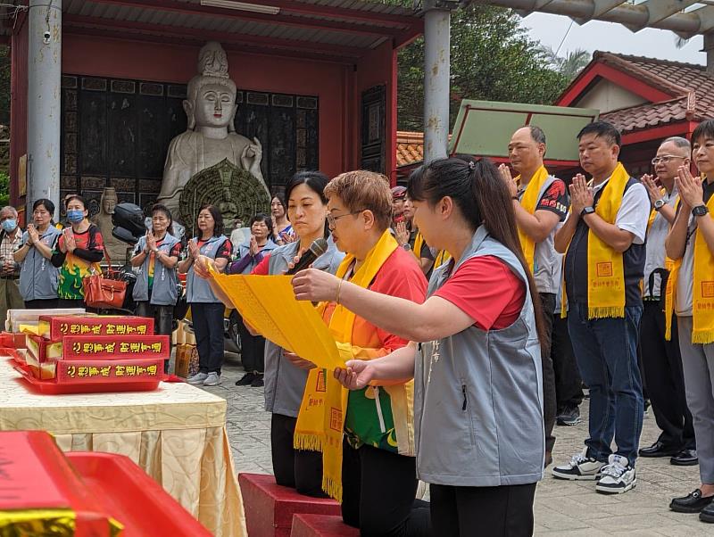 普天宮董事長鄭逸榛恭讀祝文。