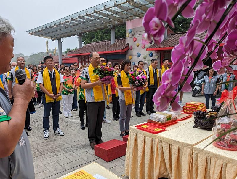 普天宮董事長鄭逸榛與會來賓合影。