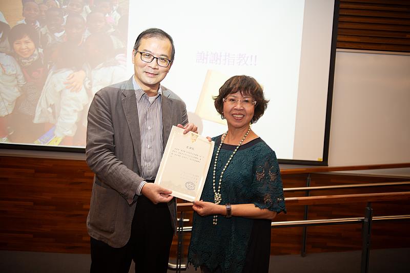 黃淑麗校友(右)鼓勵學弟妹走出舒適圈，拓展視野，強調唯有求學過程中豐富視野，才能更好地接軌國際，為畢業後進入職場或海外發展奠定基礎。左為中文系賴昇宏主任。