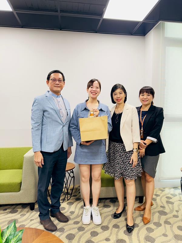 陳敏蕙主廚(左2)蒞校演講,與校友中心邱翠華主任(右起)、餐飲系洪綺吟主任、校友總會莊旭彬總會長(左1)合影