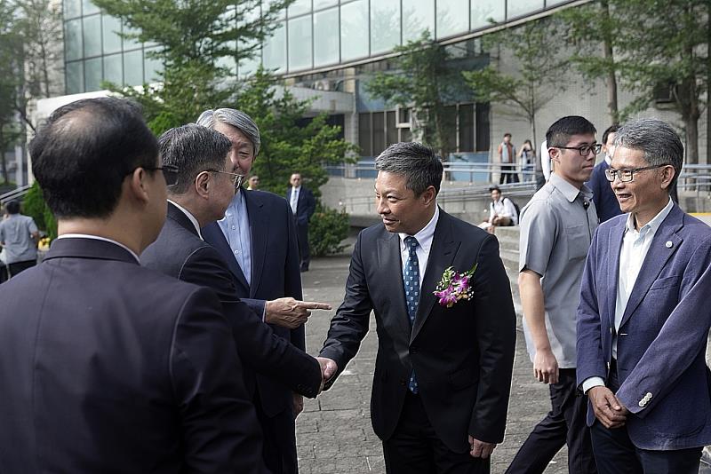 行政院院長卓榮泰(左二)與輔仁大學藍易振校長