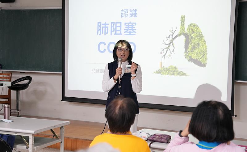 花蓮慈院胸腔科COPD個案管理師侯惠娟主持綜合討論。她說,「會造成肺阻塞,八成是吸菸導致」。她鼓勵大家持續追蹤健康狀況,並參與醫院的定期檢查和衛教活動。