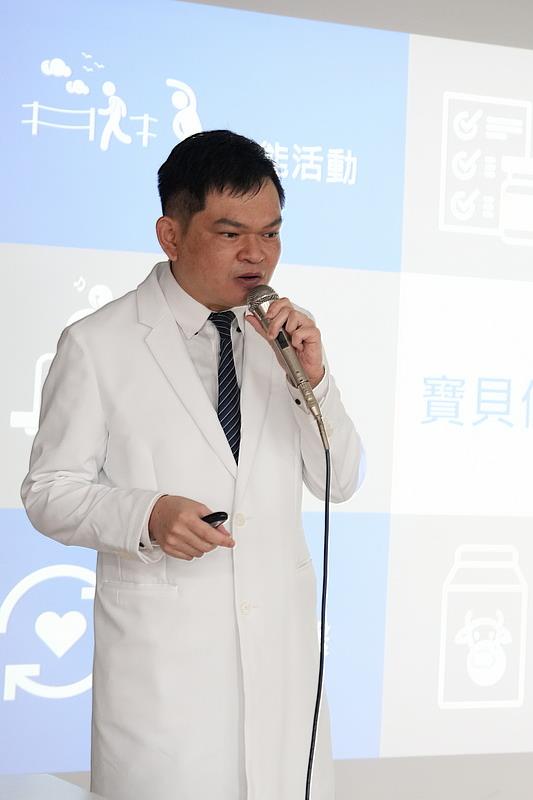 花蓮慈院胸腔內科劉迪塑醫師也建議，65歲民眾應施打流感與肺炎鏈球菌疫苗。