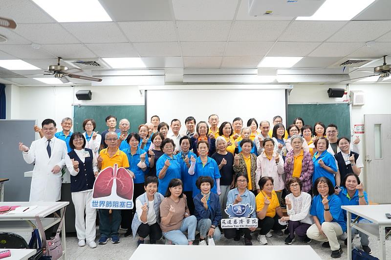 花蓮慈濟醫院胸腔內科與慈濟大學社會教育推廣中心樂齡大學於15日上午合辦「瞭解我們的肺功能」肺阻塞（COPD）衛教推廣活動。