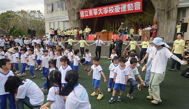 校長與東華附幼小朋友一同跳舞。