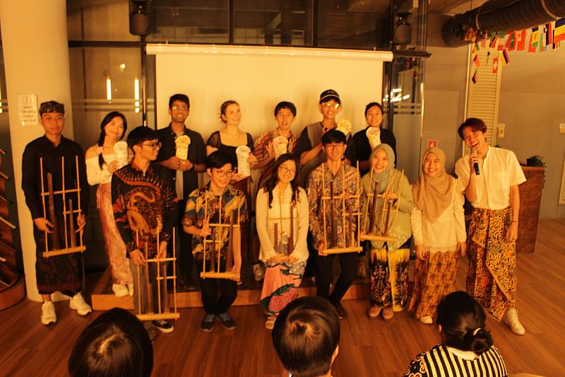 學生進行傳統樂器安格隆（Angklung）演奏