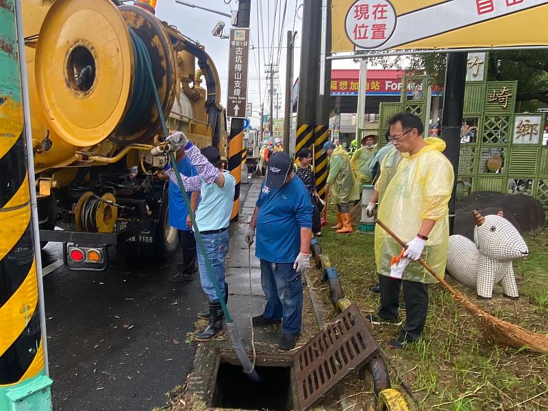 竹崎鄉和平村鄉親總動員，大家合力打掃村里