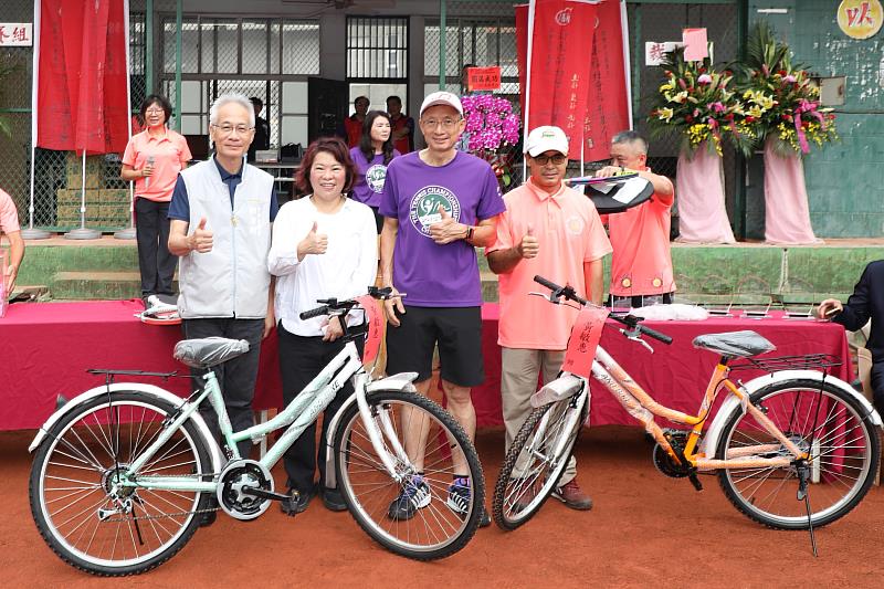 黃敏惠市長送出兩輛變速腳踏車