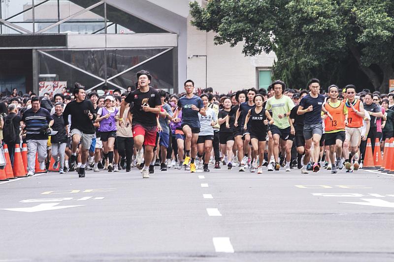 長庚大學校運會校園路跑，鳴槍後近2000人湧入環校道路，場面壯觀。