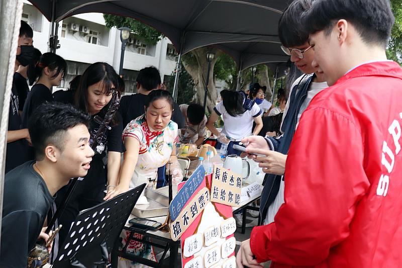 長庚大學「國際文化園遊會」攤位多元,好吃好玩,皆具特色。