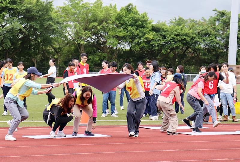 長庚大學校運會「教職員與校友總會」趣味競賽,笑聲不斷。