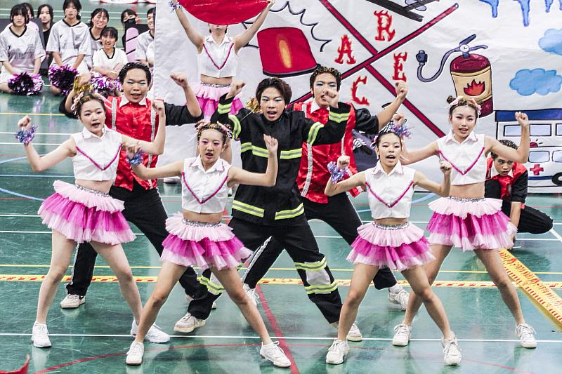 長庚大學啦啦舞比賽,各隊將學系特色融入表演,充分展現活力與創意。