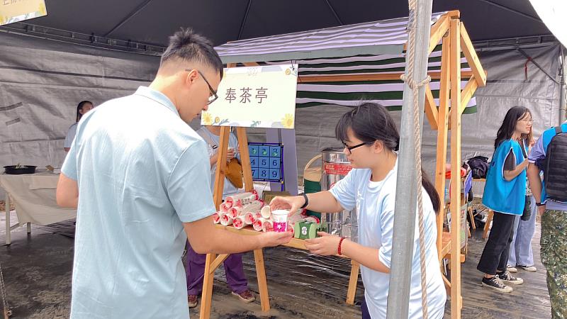 圖2 結合杭菊花田與傳統客家文化，提供奉茶亭讓遊客充分感受客家人的熱情與好客精神