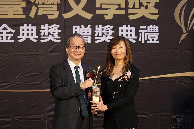 2024金典獎年度大獎由平路《夢魂之地》榮獲,文化部長李遠(左)頒贈獎座予平路(右)。