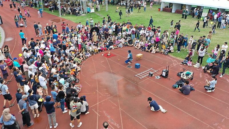 庄頭劇場再度重返苗栗,街頭藝人、傑出表演團隊、現象級音樂劇等跨域節目,將竹南運動公園打造成「藝日限定」的戶外劇場。