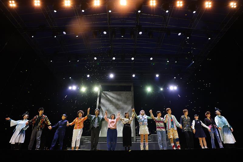 躍演劇團在謝幕時,特別感謝所有的戲迷與鄉親共同創造《勸世三姊妹》目前版本最終場的回憶,也為團隊即將啟程的外百老匯演出,注入滿滿的能量。