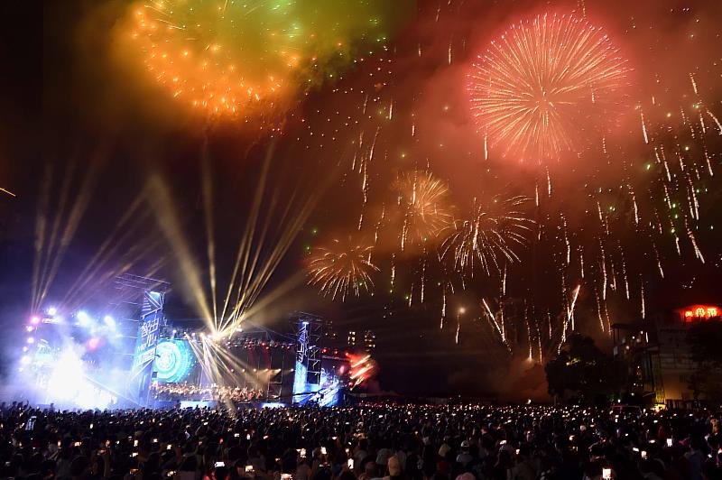 圖:台灣大連續16年舉辦「日月潭花火音樂會」,今年AI、音樂和480秒煙火的璀璨交會,吸引3.2萬人前來。