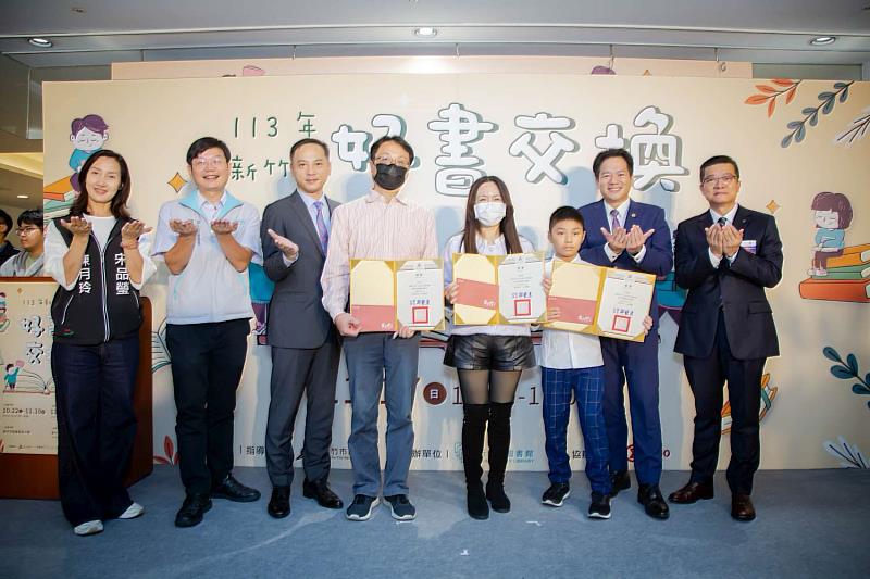 代理市長邱臣遠頒發獎狀表揚換書量的前三名
