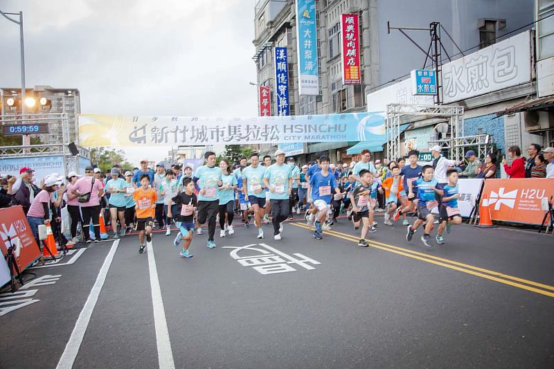 代理市長邱臣遠親自領跑新竹城市馬拉松休閒組4K，和民眾一同感受百年風城魅力。