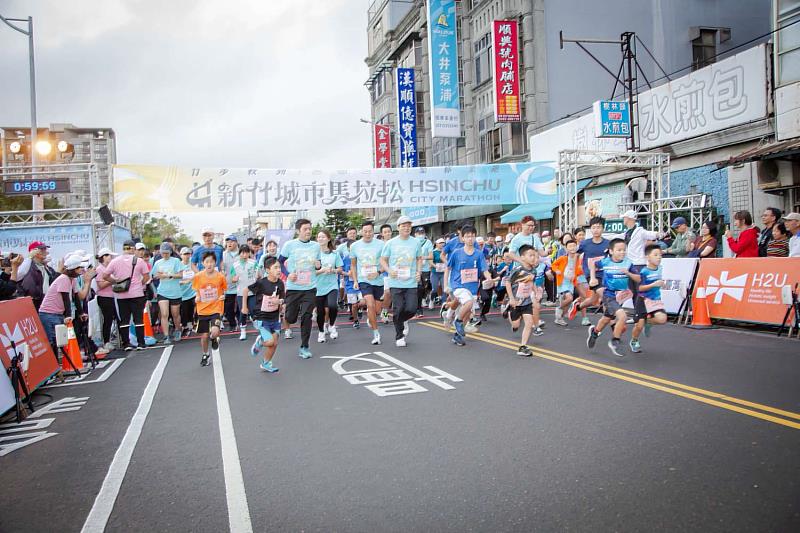 代理市長邱臣遠親自領跑新竹城市馬拉松休閒組4K,和民眾一同感受百年風城魅力。