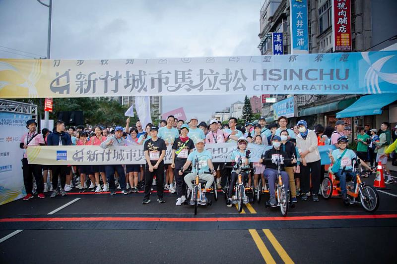 代理市長邱臣遠親自領跑新竹城市馬拉松休閒組4K,和民眾一同感受百年風城魅力。