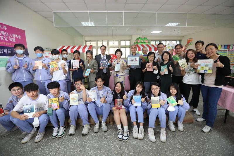 淡江大學張家宜董事長（後排左8）持續推動性平教育，贈書予各級學校。（圖／淡江大學提供）