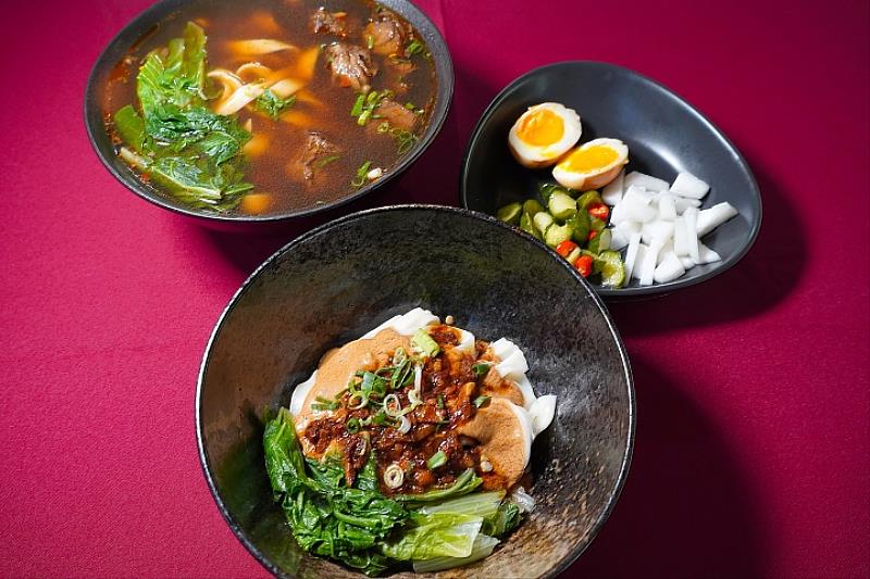 圖/餐旅系同學發揮所學,研發出紅油抄手、滷肉麵及牛肉麵等多元品項,獲得許多好評。