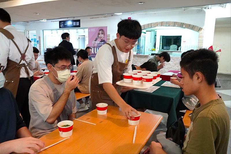 圖/「玉蘭麵食館」開幕當天舉辦試吃活動,邀請全校同學一起品嚐。