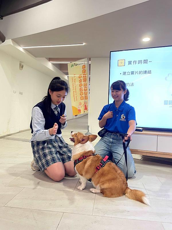 台南愛諾寵物生活館寵物行為訓練師郭欣妮(右)指導新營高中二年級吳怡姍(左)操作響片體驗寵物訓練